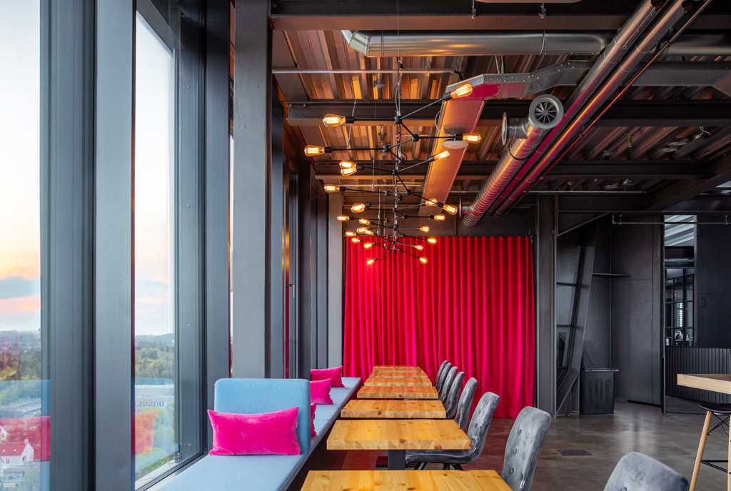 businessfotos und Innenräume in München fotografiert von der Fotografin aus berlin die auch imagefotos erstellt Einrichtung ist pink blau und es sind Büroräume