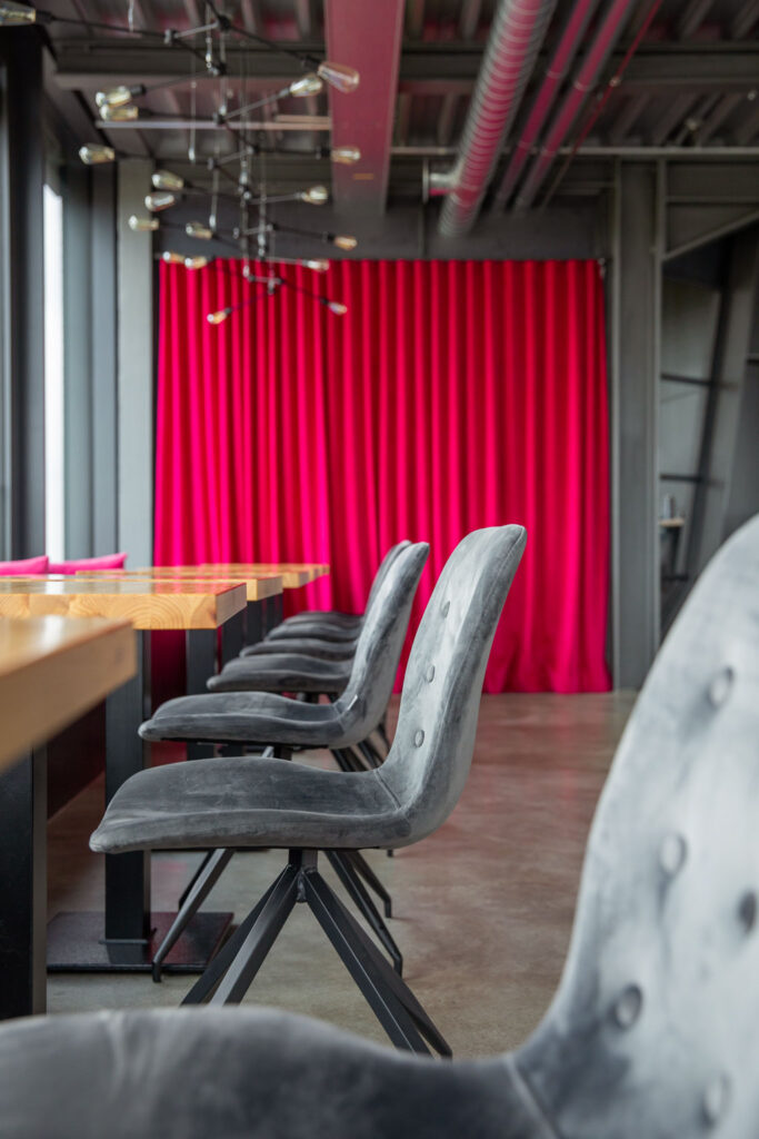 businessfotos und Innenräume in München fotografiert von der Fotografin aus berlin die auch imagefotos erstellt Einrichtung ist pink blau und es sind Büroräume
