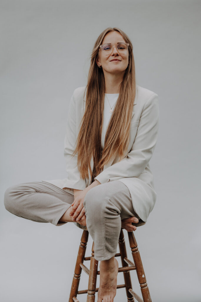 Businessfotos business portrait in Berlin in der Naur mit Tageslicht und einem weißen Hintergrund