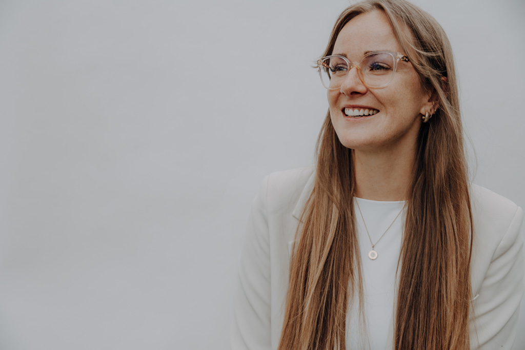 Businessfotos business portrait in Berlin in der Naur mit Tageslicht und einem weißen Hintergrund