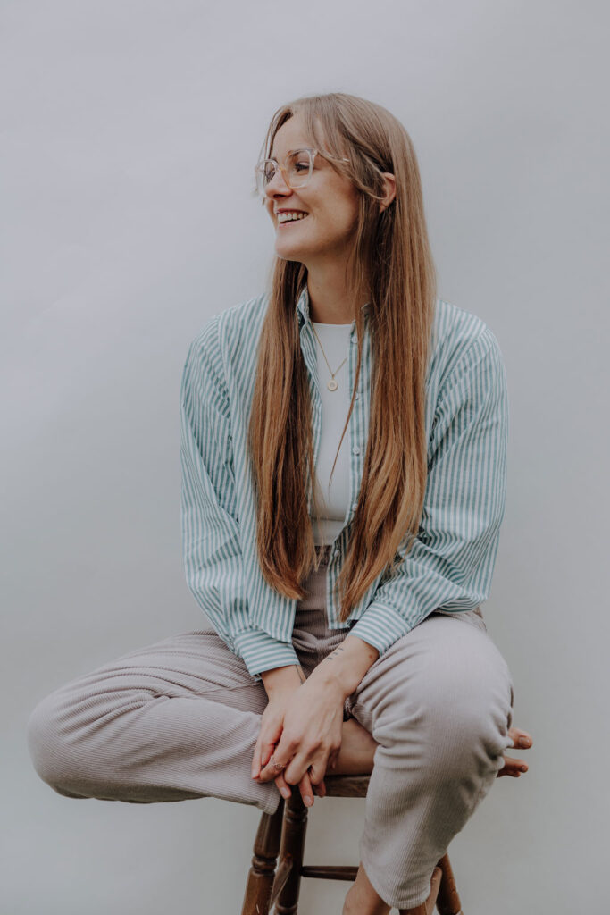 Businessfotos business portrait in Berlin in der Naur mit Tageslicht und einem weißen Hintergrund