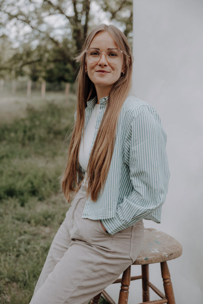 Businessfotos business portrait in Berlin in der Naur mit Tageslicht und einem weißen Hintergrund