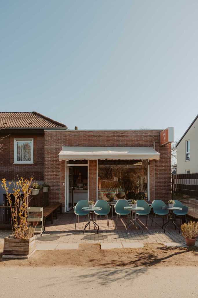 Eisdiele in berlin in mahlsdorf. kleines schönes cafe mit leckeren Eissorten. wir haben fotos gemacht von der Eisdiele und den Besitzern. Die Businessfotos sind in Berlin entstanden und es ist eine Reportage.