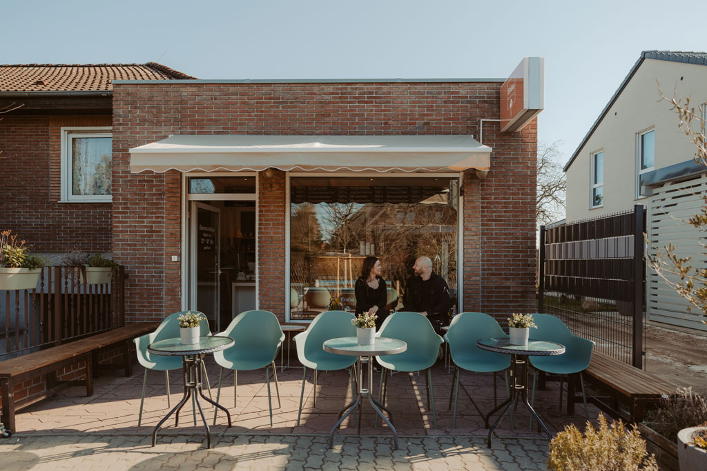 Eisdiele in berlin in mahlsdorf. kleines schönes cafe mit leckeren Eissorten. wir haben fotos gemacht von der Eisdiele und den Besitzern. Die Businessfotos sind in Berlin entstanden und es ist eine Reportage.