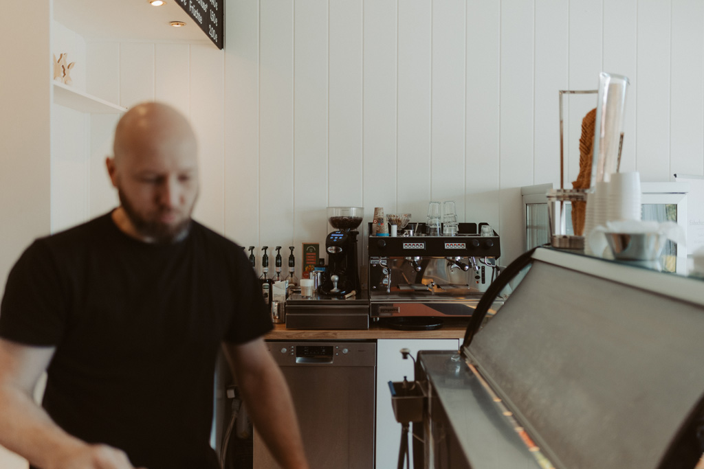 Eisdiele in berlin in mahlsdorf. kleines schönes cafe mit leckeren Eissorten. wir haben fotos gemacht von der Eisdiele und den Besitzern. Die Businessfotos sind in Berlin entstanden und es ist eine Reportage.