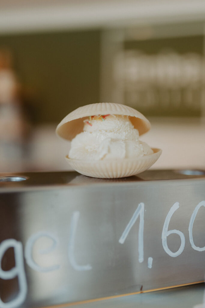 Eisdiele in berlin in mahlsdorf. kleines schönes cafe mit leckeren Eissorten. wir haben fotos gemacht von der Eisdiele und den Besitzern. Die Businessfotos sind in Berlin entstanden und es ist eine Reportage.