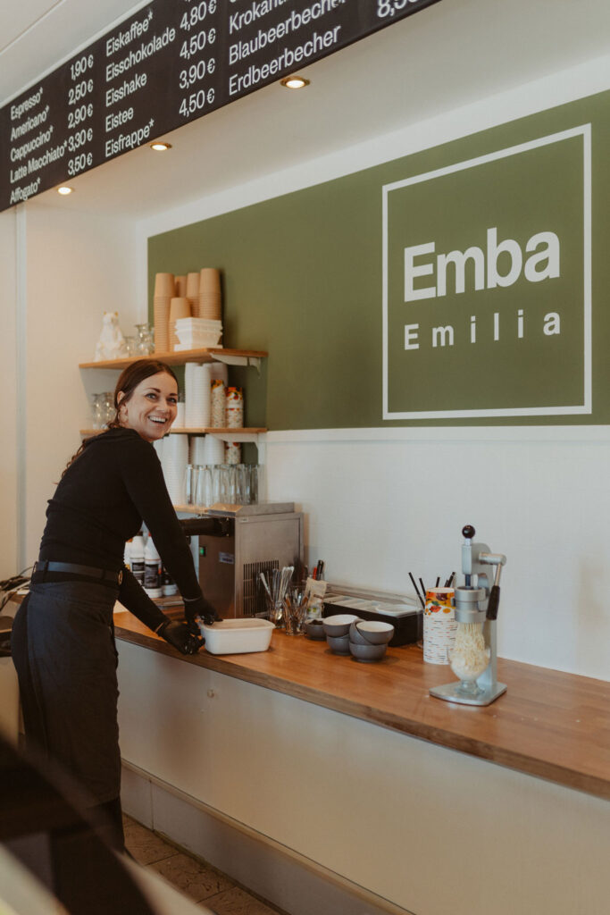 Eisdiele in berlin in mahlsdorf. kleines schönes cafe mit leckeren Eissorten. wir haben fotos gemacht von der Eisdiele und den Besitzern. Die Businessfotos sind in Berlin entstanden und es ist eine Reportage.