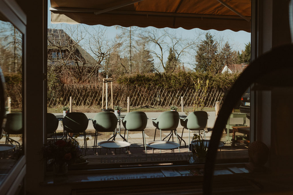 Eisdiele in berlin in mahlsdorf. kleines schönes cafe mit leckeren Eissorten. wir haben fotos gemacht von der Eisdiele und den Besitzern. Die Businessfotos sind in Berlin entstanden und es ist eine Reportage.