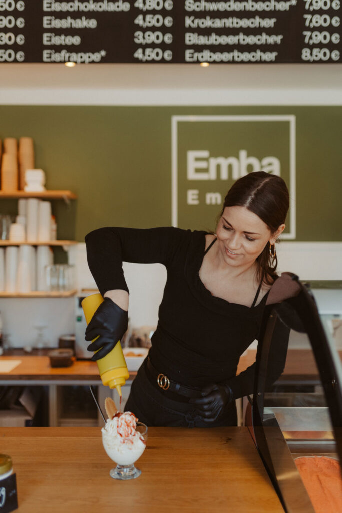 Eisdiele in berlin in mahlsdorf. kleines schönes cafe mit leckeren Eissorten. wir haben fotos gemacht von der Eisdiele und den Besitzern. Die Businessfotos sind in Berlin entstanden und es ist eine Reportage.
