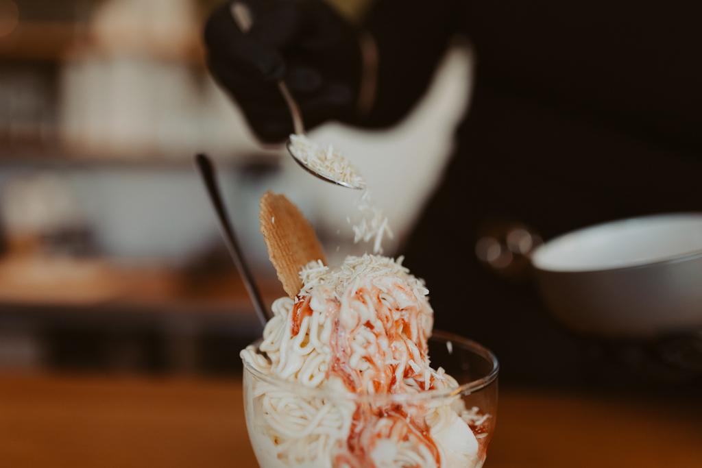 Eisdiele in berlin in mahlsdorf. kleines schönes cafe mit leckeren Eissorten. wir haben fotos gemacht von der Eisdiele und den Besitzern. Die Businessfotos sind in Berlin entstanden und es ist eine Reportage.