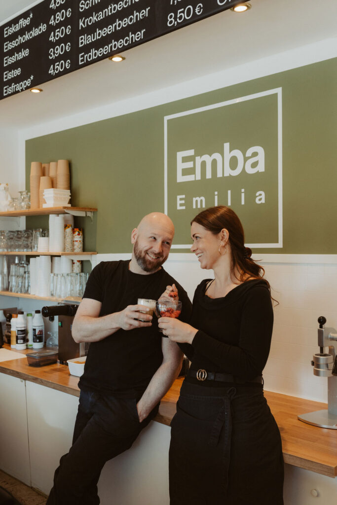 Eisdiele in berlin in mahlsdorf. kleines schönes cafe mit leckeren Eissorten. wir haben fotos gemacht von der Eisdiele und den Besitzern. Die Businessfotos sind in Berlin entstanden und es ist eine Reportage.