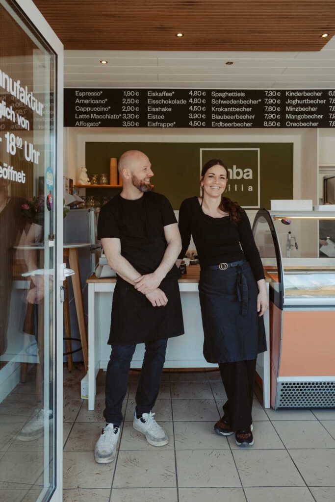 Eisdiele in berlin in mahlsdorf. kleines schönes cafe mit leckeren Eissorten. wir haben fotos gemacht von der Eisdiele und den Besitzern. Die Businessfotos sind in Berlin entstanden und es ist eine Reportage.