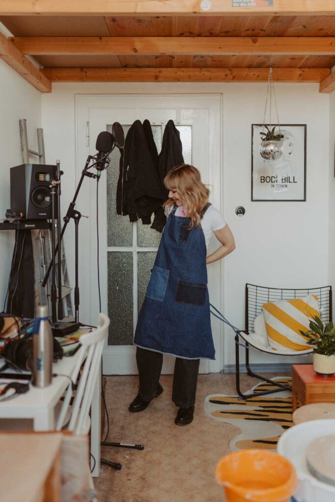 eine Töpferin in berlin lässt sich fotografieren und sie töpfert an der Drehscheibe Tassen und Vasen. ihr Atelier ist im Funkhaus in berlin und sie hat mich beauftragt ihre Business fotos zu machen.
