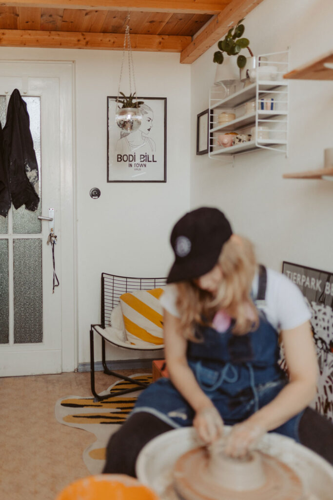 eine Töpferin in berlin lässt sich fotografieren und sie töpfert an der Drehscheibe Tassen und Vasen. ihr Atelier ist im Funkhaus in berlin und sie hat mich beauftragt ihre Business fotos zu machen.