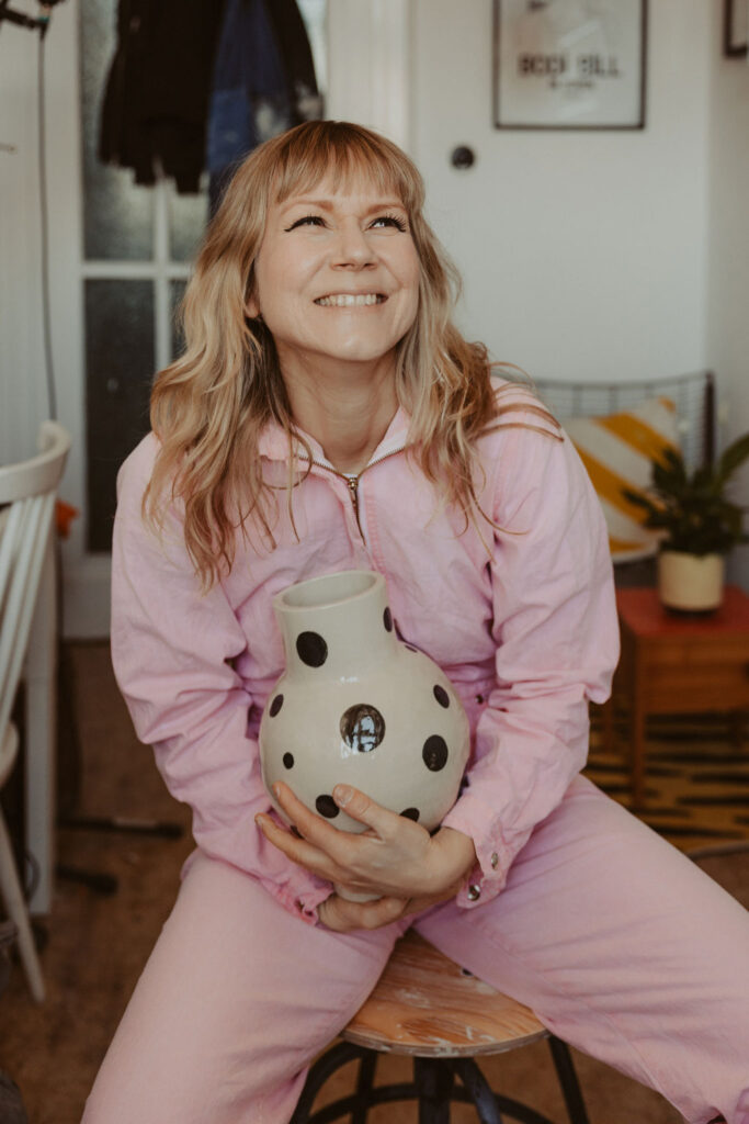 eine Töpferin in berlin lässt sich fotografieren und sie töpfert an der Drehscheibe Tassen und Vasen. ihr Atelier ist im Funkhaus in berlin und sie hat mich beauftragt ihre Business fotos zu machen.