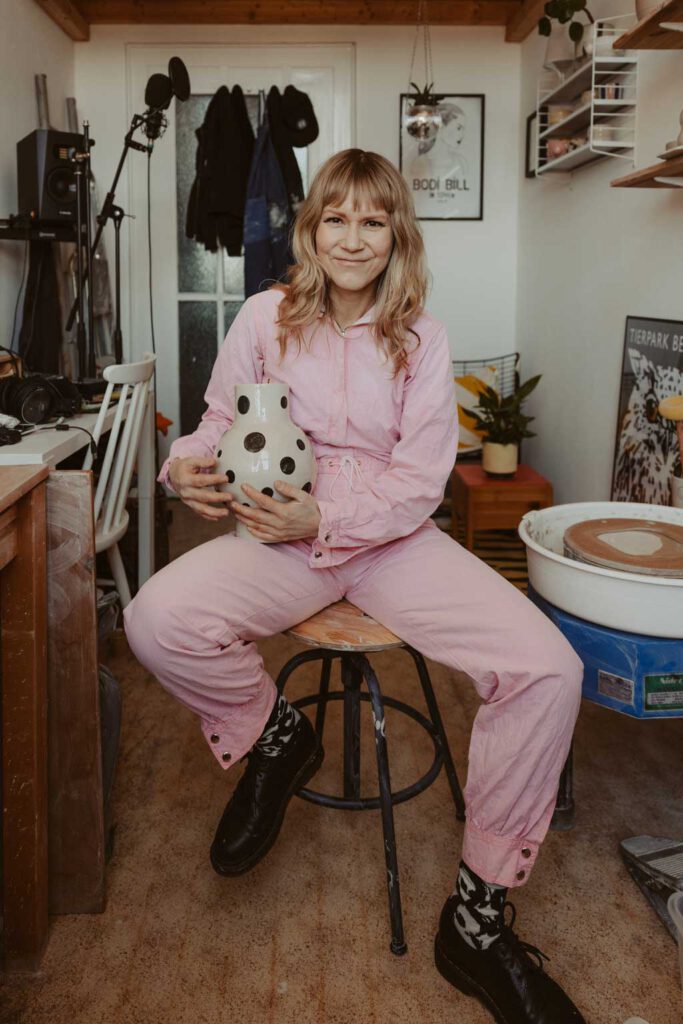 eine Töpferin in berlin lässt sich fotografieren und sie töpfert an der Drehscheibe Tassen und Vasen. ihr Atelier ist im Funkhaus in berlin und sie hat mich beauftragt ihre Business fotos zu machen.