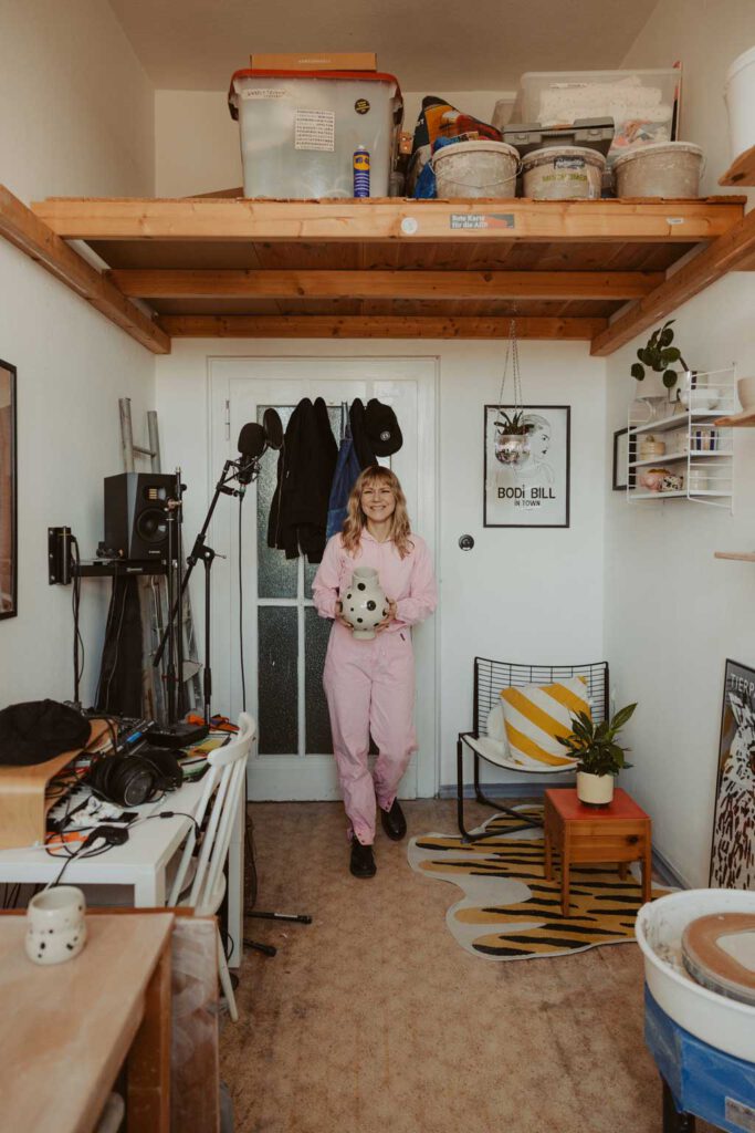 eine Töpferin in berlin lässt sich fotografieren und sie töpfert an der Drehscheibe Tassen und Vasen. ihr Atelier ist im Funkhaus in berlin und sie hat mich beauftragt ihre Business fotos zu machen.