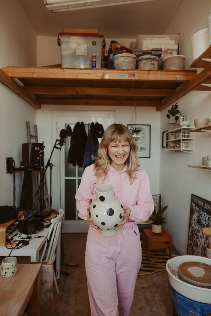 eine Töpferin in berlin lässt sich fotografieren und sie töpfert an der Drehscheibe Tassen und Vasen. ihr Atelier ist im Funkhaus in berlin und sie hat mich beauftragt ihre Business fotos zu machen.