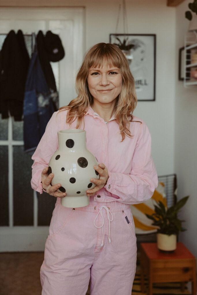 eine Töpferin in berlin lässt sich fotografieren und sie töpfert an der Drehscheibe Tassen und Vasen. ihr Atelier ist im Funkhaus in berlin und sie hat mich beauftragt ihre Business fotos zu machen.