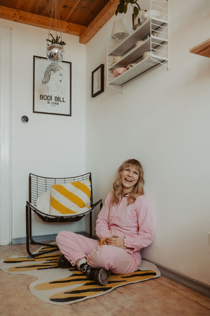 eine Töpferin in berlin lässt sich fotografieren und sie töpfert an der Drehscheibe Tassen und Vasen. ihr Atelier ist im Funkhaus in berlin und sie hat mich beauftragt ihre Business fotos zu machen.