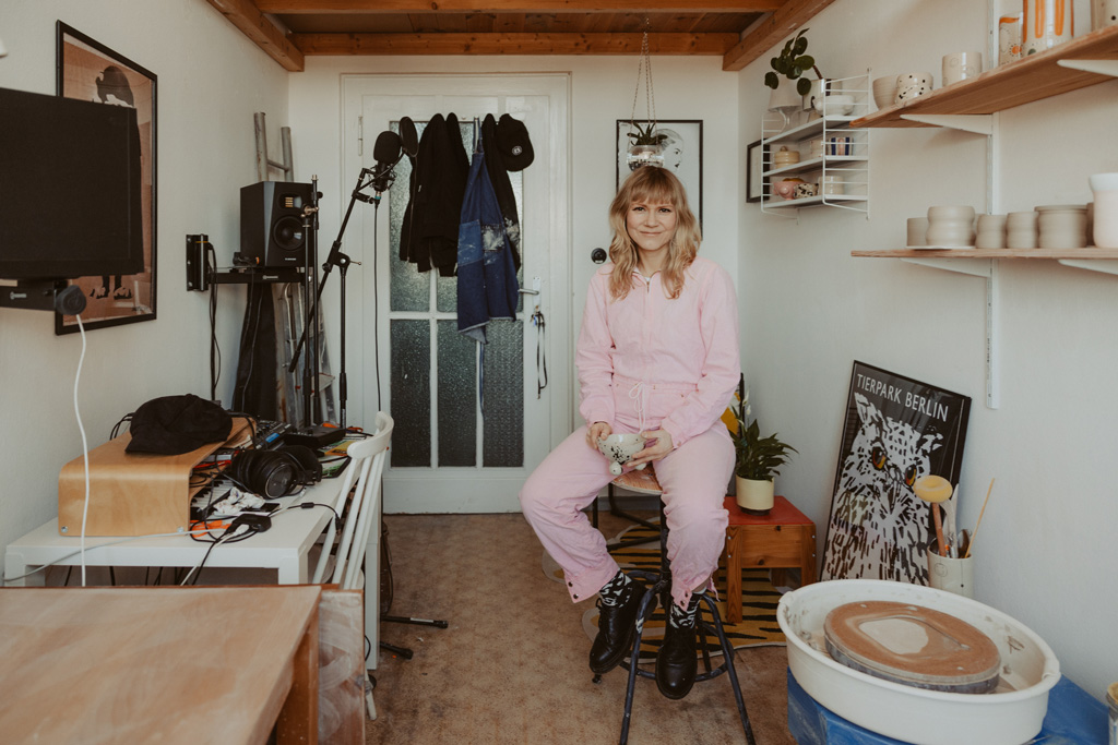 eine Töpferin in berlin lässt sich fotografieren und sie töpfert an der Drehscheibe Tassen und Vasen. ihr Atelier ist im Funkhaus in berlin und sie hat mich beauftragt ihre Business fotos zu machen.