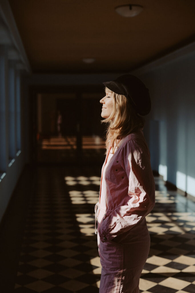 eine Töpferin in berlin lässt sich fotografieren und sie töpfert an der Drehscheibe Tassen und Vasen. ihr Atelier ist im Funkhaus in berlin und sie hat mich beauftragt ihre Business fotos zu machen.