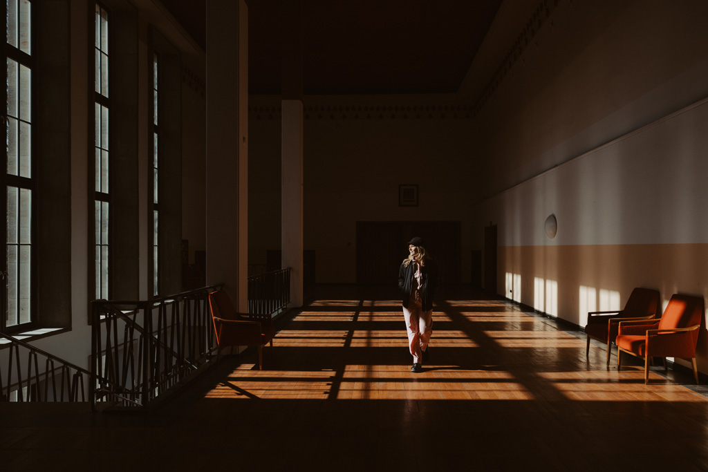 eine Töpferin in berlin lässt sich fotografieren und sie töpfert an der Drehscheibe Tassen und Vasen. ihr Atelier ist im Funkhaus in berlin und sie hat mich beauftragt ihre Business fotos zu machen.