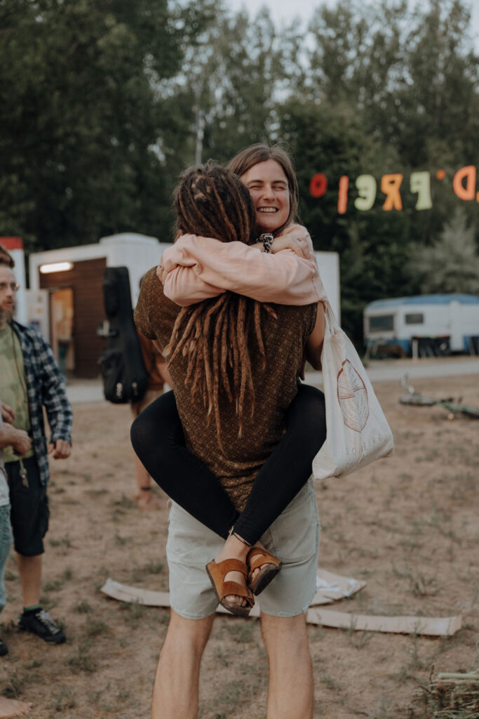 eventfotos auf dem cat and cow festival bei Leipzig. unweit von berlin entfernt an einem ganz tollen See. es ist ein Yoga und Musik Festival und es gibt Kakaozeremonien und Yogaklassen. ich war als Fotografin dabei und habe diese schöne Businessreportage festgehalten.