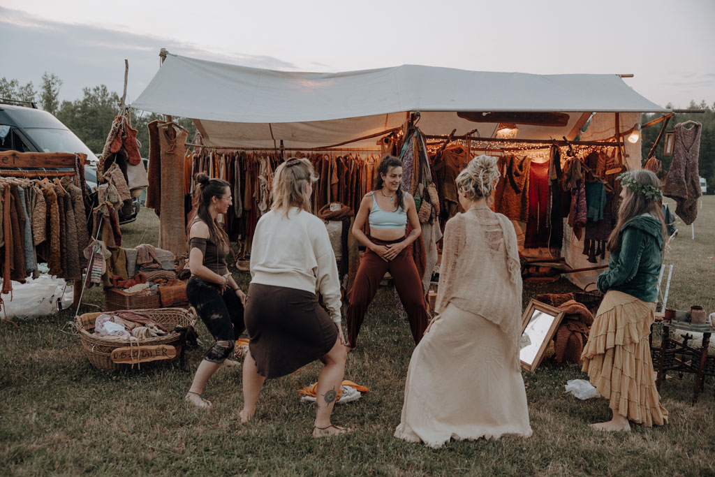 eventfotos auf dem cat and cow festival bei Leipzig. unweit von berlin entfernt an einem ganz tollen See. es ist ein Yoga und Musik Festival und es gibt Kakaozeremonien und Yogaklassen. ich war als Fotografin dabei und habe diese schöne Businessreportage festgehalten.