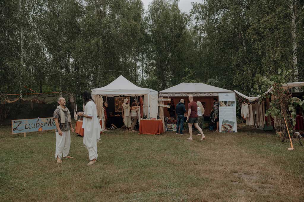 eventfotos auf dem cat and cow festival bei Leipzig. unweit von berlin entfernt an einem ganz tollen See. es ist ein Yoga und Musik Festival und es gibt Kakaozeremonien und Yogaklassen. ich war als Fotografin dabei und habe diese schöne Businessreportage festgehalten.