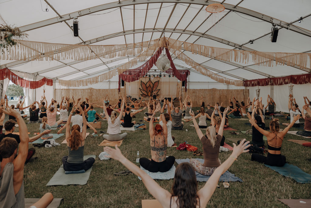 eventfotos auf dem cat and cow festival bei Leipzig. unweit von berlin entfernt an einem ganz tollen See. es ist ein Yoga und Musik Festival und es gibt Kakaozeremonien und Yogaklassen. ich war als Fotografin dabei und habe diese schöne Businessreportage festgehalten.