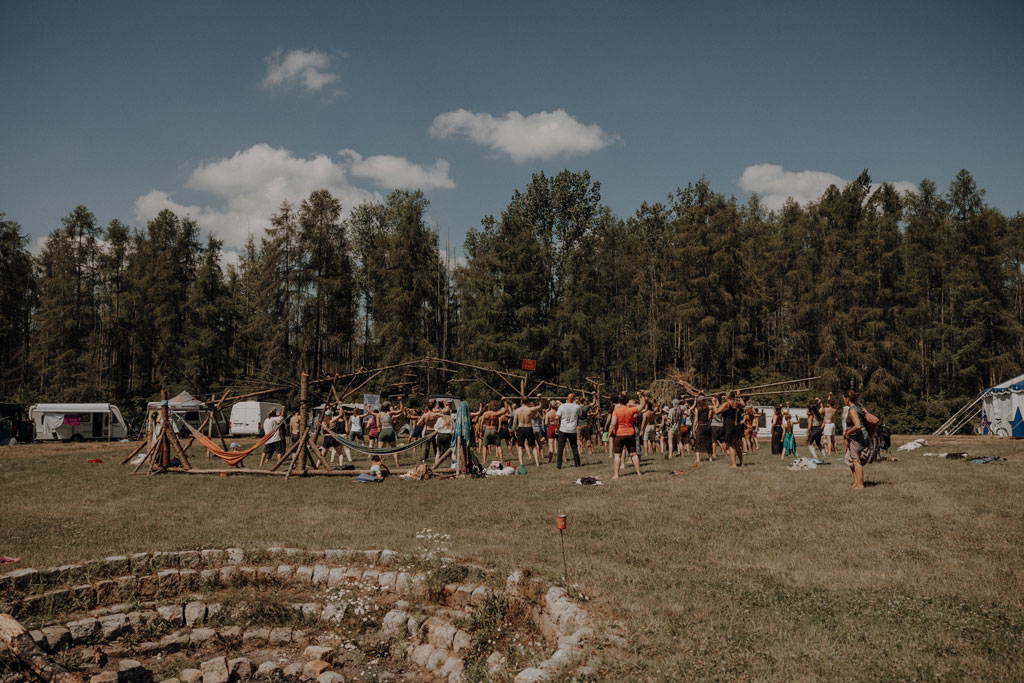 eventfotos auf dem cat and cow festival bei Leipzig. unweit von berlin entfernt an einem ganz tollen See. es ist ein Yoga und Musik Festival und es gibt Kakaozeremonien und Yogaklassen. ich war als Fotografin dabei und habe diese schöne Businessreportage festgehalten.