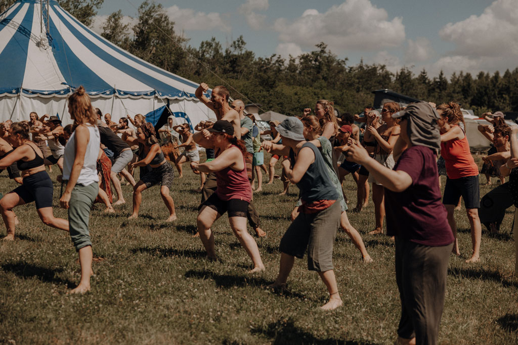 eventfotos auf dem cat and cow festival bei Leipzig. unweit von berlin entfernt an einem ganz tollen See. es ist ein Yoga und Musik Festival und es gibt Kakaozeremonien und Yogaklassen. ich war als Fotografin dabei und habe diese schöne Businessreportage festgehalten.