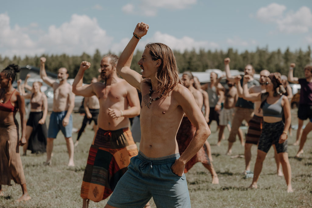 eventfotos auf dem cat and cow festival bei Leipzig. unweit von berlin entfernt an einem ganz tollen See. es ist ein Yoga und Musik Festival und es gibt Kakaozeremonien und Yogaklassen. ich war als Fotografin dabei und habe diese schöne Businessreportage festgehalten.