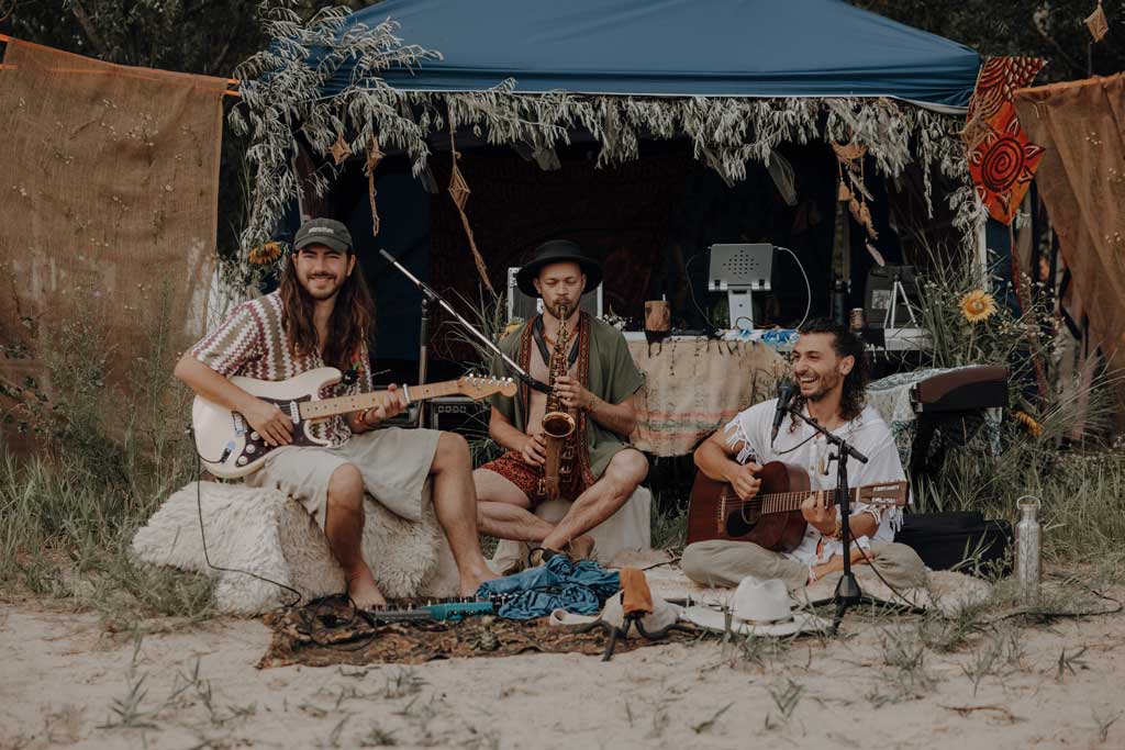 eventfotos auf dem cat and cow festival bei Leipzig. unweit von berlin entfernt an einem ganz tollen See. es ist ein Yoga und Musik Festival und es gibt Kakaozeremonien und Yogaklassen. ich war als Fotografin dabei und habe diese schöne Businessreportage festgehalten.