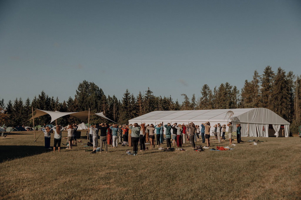 eventfotos auf dem cat and cow festival bei Leipzig. unweit von berlin entfernt an einem ganz tollen See. es ist ein Yoga und Musik Festival und es gibt Kakaozeremonien und Yogaklassen. ich war als Fotografin dabei und habe diese schöne Businessreportage festgehalten.
