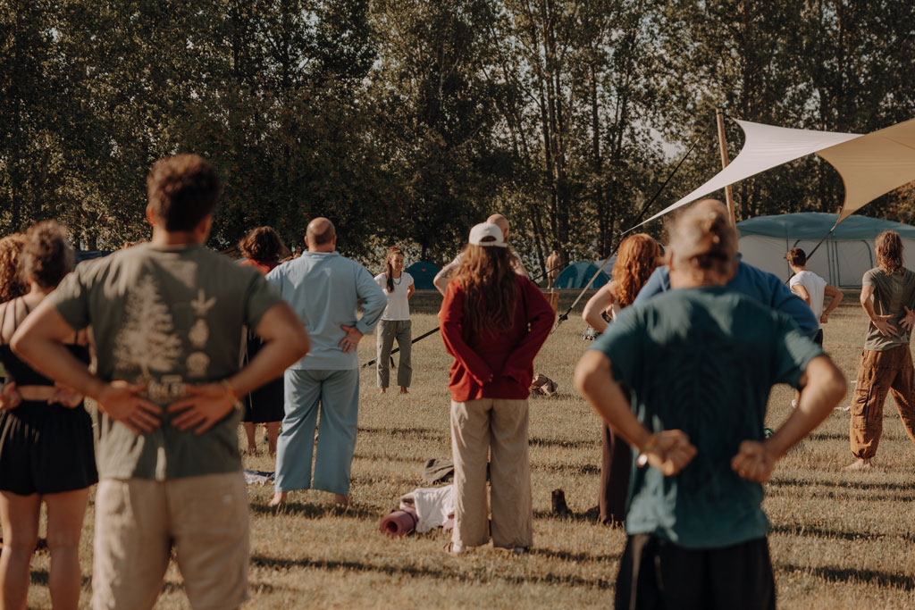 eventfotos auf dem cat and cow festival bei Leipzig. unweit von berlin entfernt an einem ganz tollen See. es ist ein Yoga und Musik Festival und es gibt Kakaozeremonien und Yogaklassen. ich war als Fotografin dabei und habe diese schöne Businessreportage festgehalten.