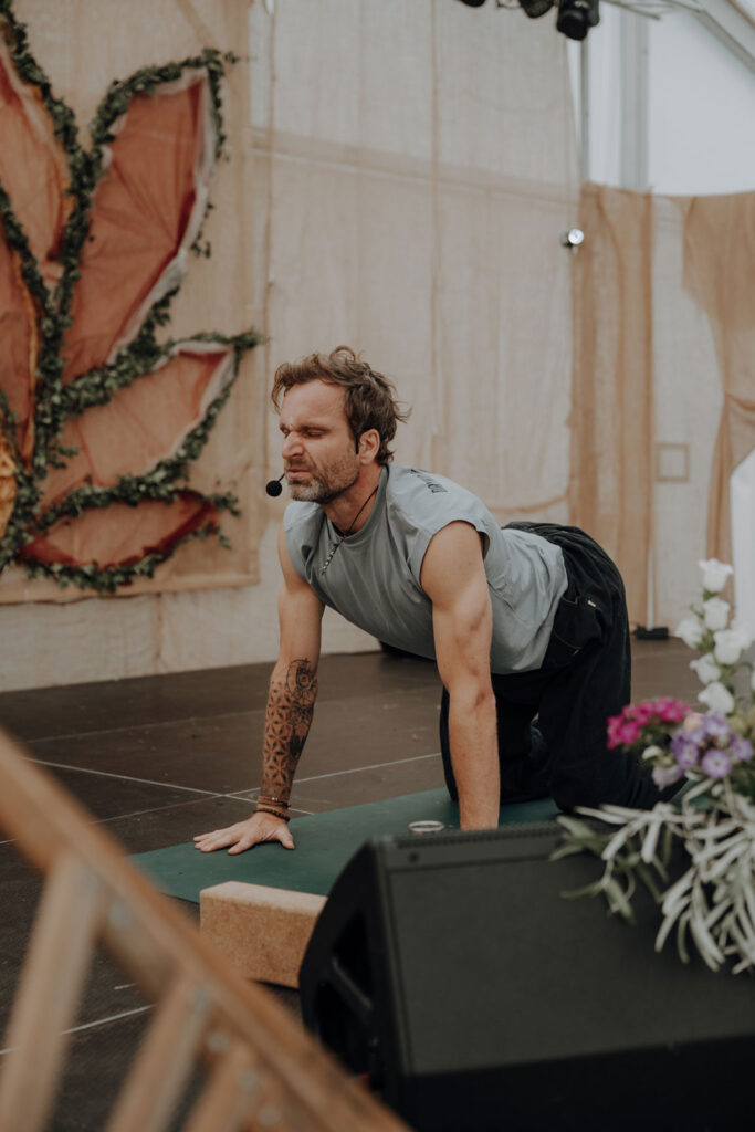 eventfotos auf dem cat and cow festival bei Leipzig. unweit von berlin entfernt an einem ganz tollen See. es ist ein Yoga und Musik Festival und es gibt Kakaozeremonien und Yogaklassen. ich war als Fotografin dabei und habe diese schöne Businessreportage festgehalten.