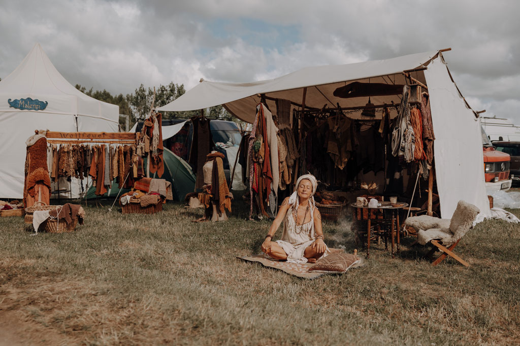 eventfotos auf dem cat and cow festival bei Leipzig. unweit von berlin entfernt an einem ganz tollen See. es ist ein Yoga und Musik Festival und es gibt Kakaozeremonien und Yogaklassen. ich war als Fotografin dabei und habe diese schöne Businessreportage festgehalten.