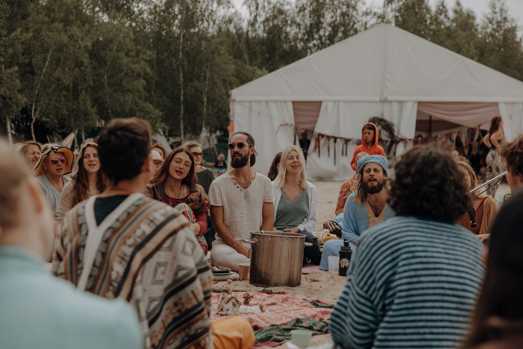 eventfotos auf dem cat and cow festival bei Leipzig. unweit von berlin entfernt an einem ganz tollen See. es ist ein Yoga und Musik Festival und es gibt Kakaozeremonien und Yogaklassen. ich war als Fotografin dabei und habe diese schöne Businessreportage festgehalten.