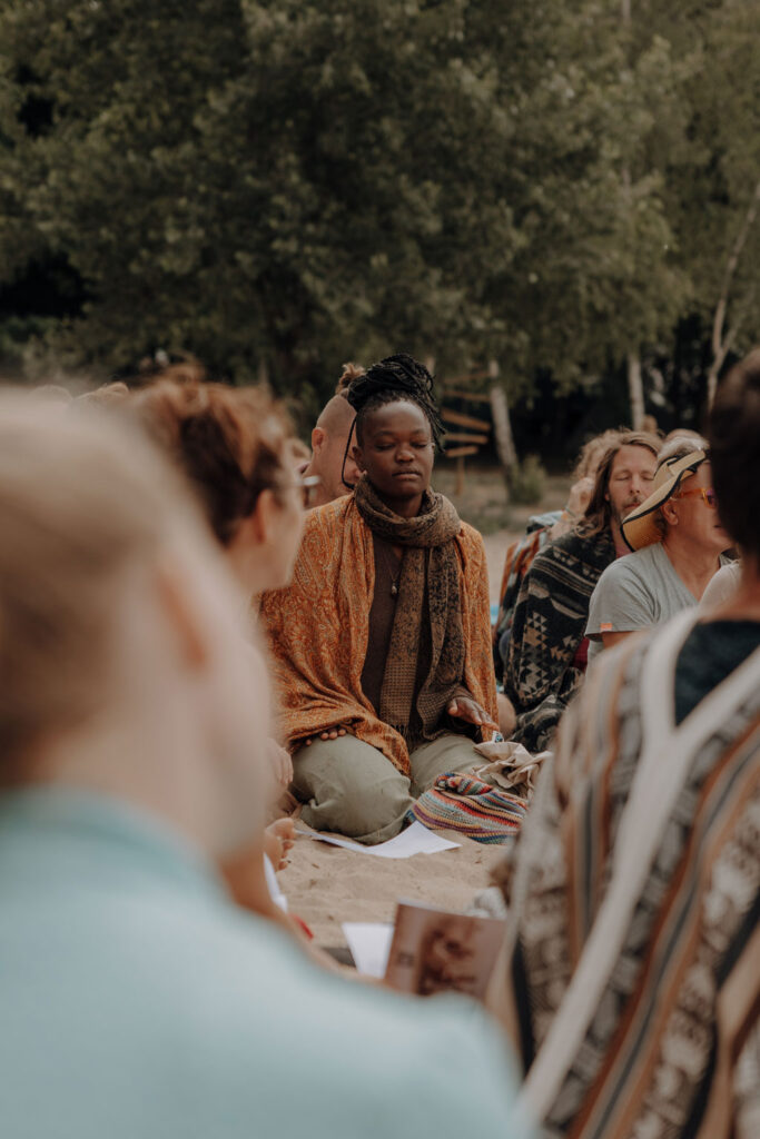 eventfotos auf dem cat and cow festival bei Leipzig. unweit von berlin entfernt an einem ganz tollen See. es ist ein Yoga und Musik Festival und es gibt Kakaozeremonien und Yogaklassen. ich war als Fotografin dabei und habe diese schöne Businessreportage festgehalten.