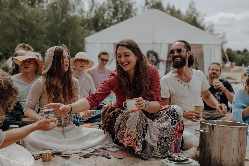 eventfotos auf dem cat and cow festival bei Leipzig. unweit von berlin entfernt an einem ganz tollen See. es ist ein Yoga und Musik Festival und es gibt Kakaozeremonien und Yogaklassen. ich war als Fotografin dabei und habe diese schöne Businessreportage festgehalten.