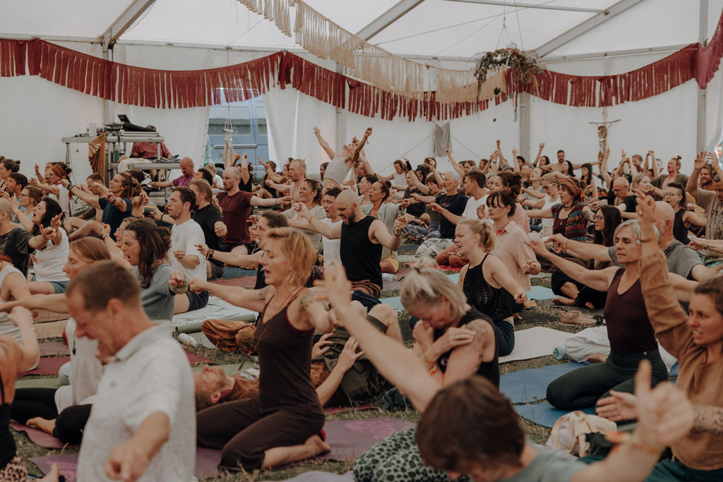 eventfotos auf dem cat and cow festival bei Leipzig. unweit von berlin entfernt an einem ganz tollen See. es ist ein Yoga und Musik Festival und es gibt Kakaozeremonien und Yogaklassen. ich war als Fotografin dabei und habe diese schöne Businessreportage festgehalten.