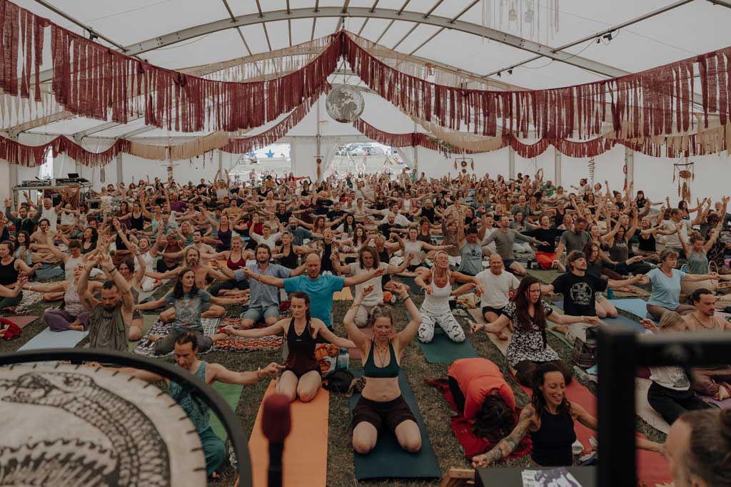eventfotos auf dem cat and cow festival bei Leipzig. unweit von berlin entfernt an einem ganz tollen See. es ist ein Yoga und Musik Festival und es gibt Kakaozeremonien und Yogaklassen. ich war als Fotografin dabei und habe diese schöne Businessreportage festgehalten.