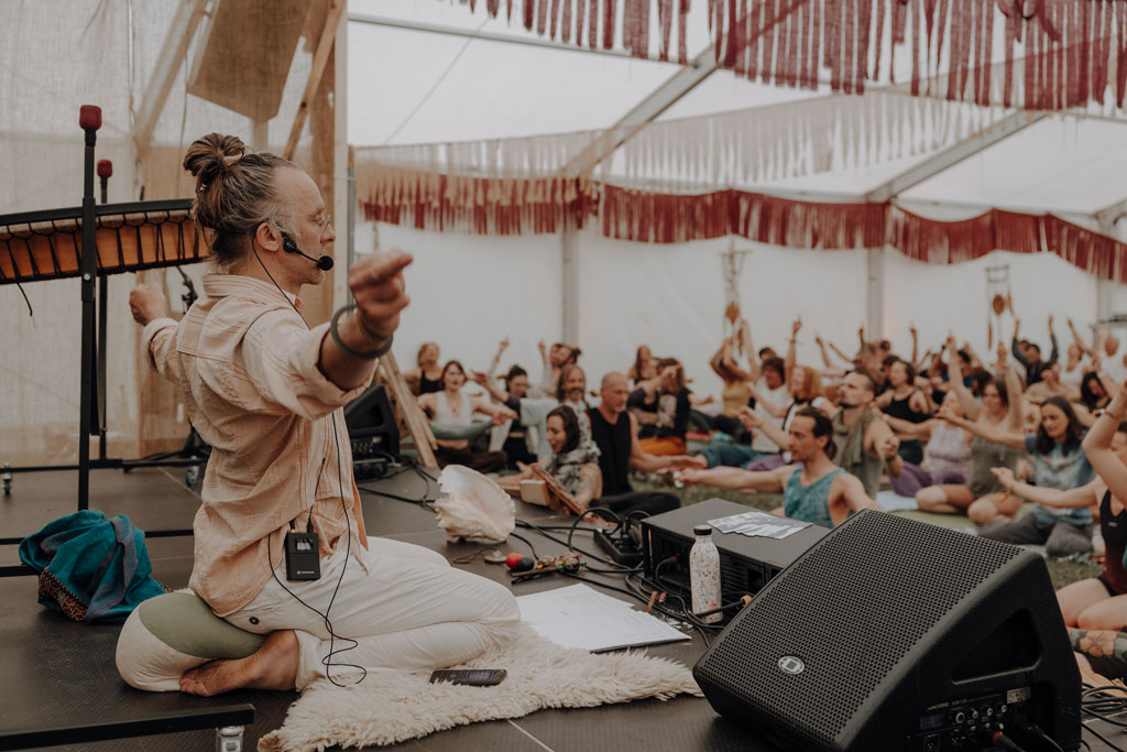eventfotos auf dem cat and cow festival bei Leipzig. unweit von berlin entfernt an einem ganz tollen See. es ist ein Yoga und Musik Festival und es gibt Kakaozeremonien und Yogaklassen. ich war als Fotografin dabei und habe diese schöne Businessreportage festgehalten.