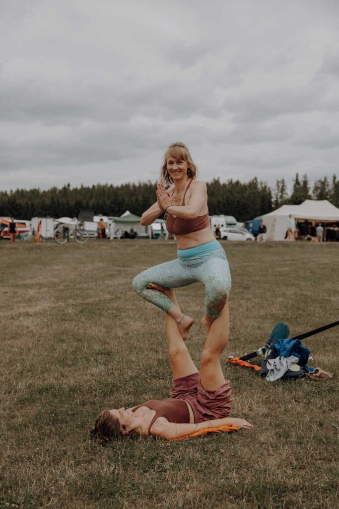 eventfotos auf dem cat and cow festival bei Leipzig. unweit von berlin entfernt an einem ganz tollen See. es ist ein Yoga und Musik Festival und es gibt Kakaozeremonien und Yogaklassen. ich war als Fotografin dabei und habe diese schöne Businessreportage festgehalten.