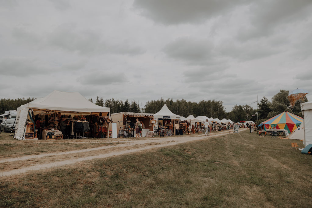 eventfotos auf dem cat and cow festival bei Leipzig. unweit von berlin entfernt an einem ganz tollen See. es ist ein Yoga und Musik Festival und es gibt Kakaozeremonien und Yogaklassen. ich war als Fotografin dabei und habe diese schöne Businessreportage festgehalten.