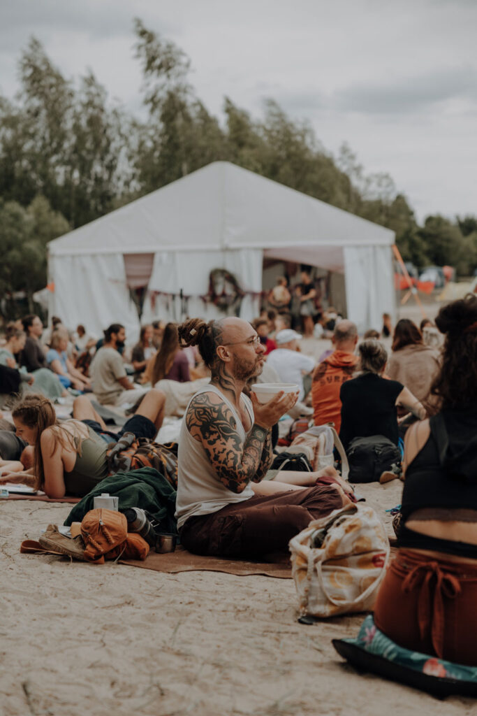 eventfotos auf dem cat and cow festival bei Leipzig. unweit von berlin entfernt an einem ganz tollen See. es ist ein Yoga und Musik Festival und es gibt Kakaozeremonien und Yogaklassen. ich war als Fotografin dabei und habe diese schöne Businessreportage festgehalten.