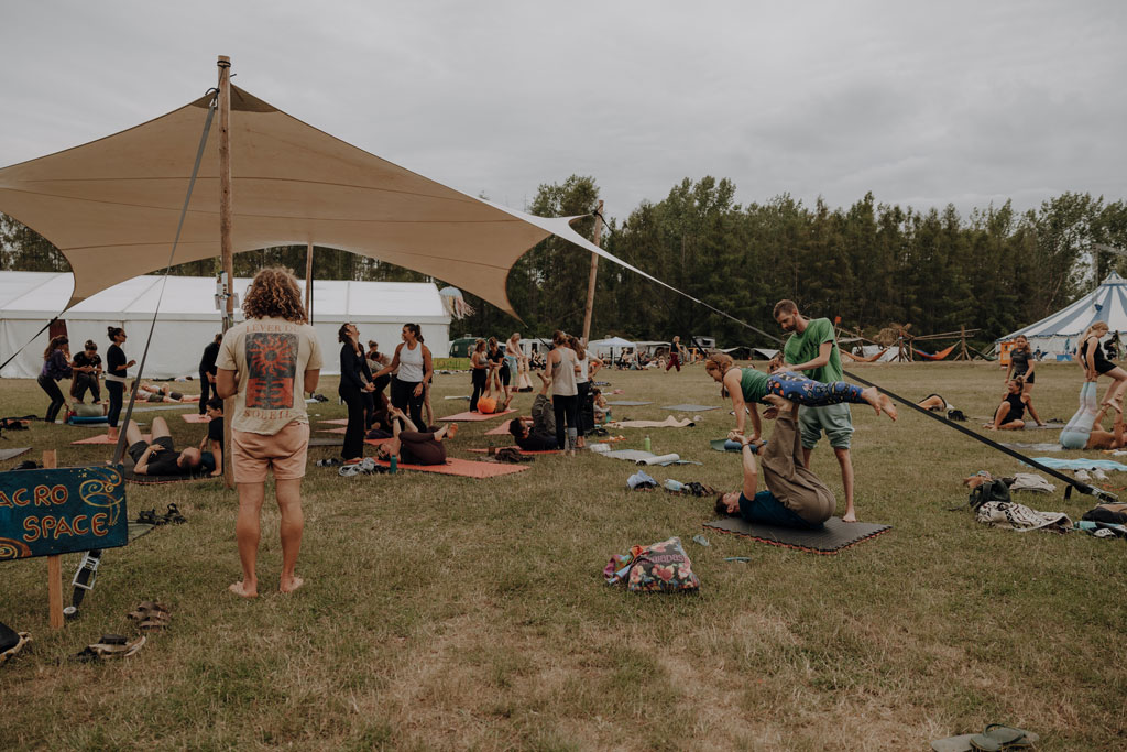eventfotos auf dem cat and cow festival bei Leipzig. unweit von berlin entfernt an einem ganz tollen See. es ist ein Yoga und Musik Festival und es gibt Kakaozeremonien und Yogaklassen. ich war als Fotografin dabei und habe diese schöne Businessreportage festgehalten.
