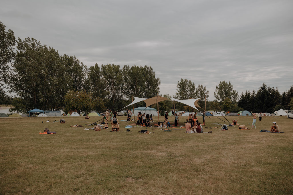 eventfotos auf dem cat and cow festival bei Leipzig. unweit von berlin entfernt an einem ganz tollen See. es ist ein Yoga und Musik Festival und es gibt Kakaozeremonien und Yogaklassen. ich war als Fotografin dabei und habe diese schöne Businessreportage festgehalten.